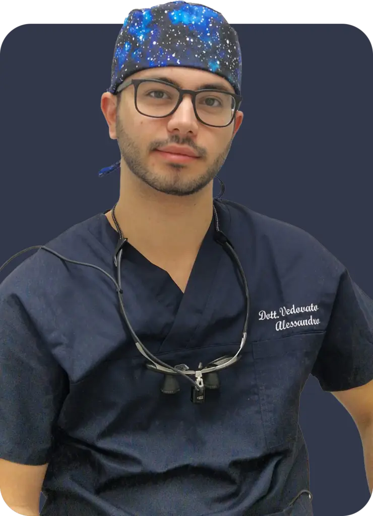 Immagine che raffigura il Dr. Alessandro Vedovato nello studio Lineadent di Olgiate Olona