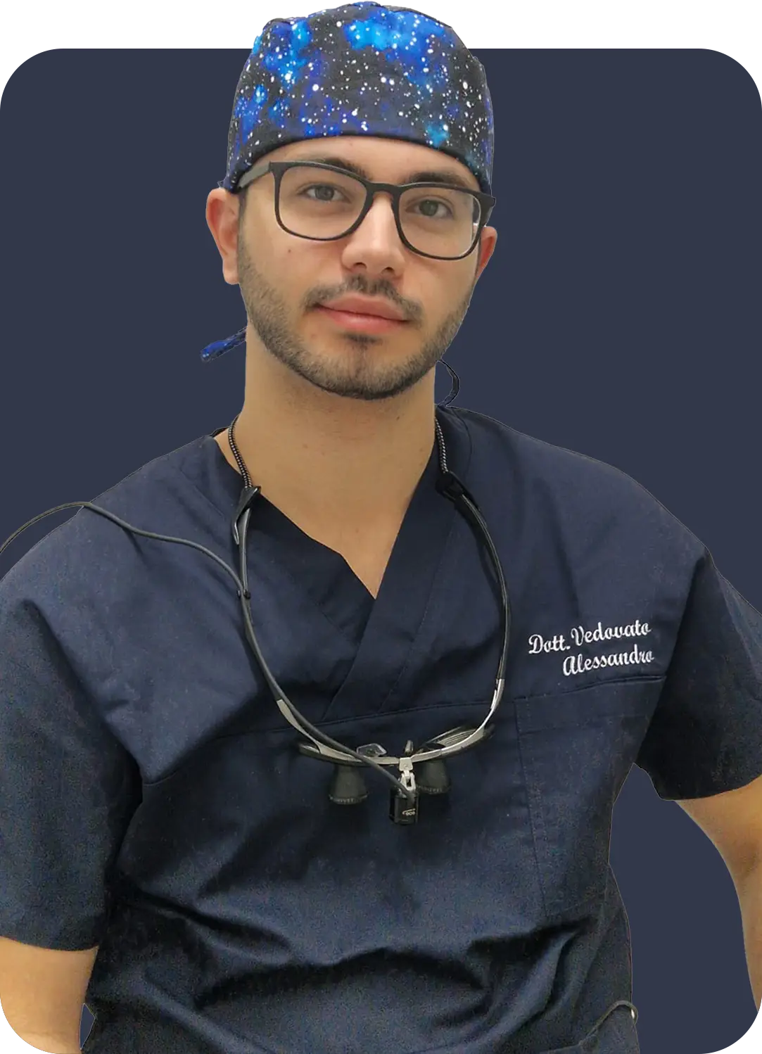 Immagine che raffigura il Dr. Alessandro Vedovato nello studio Lineadent di Olgiate Olona